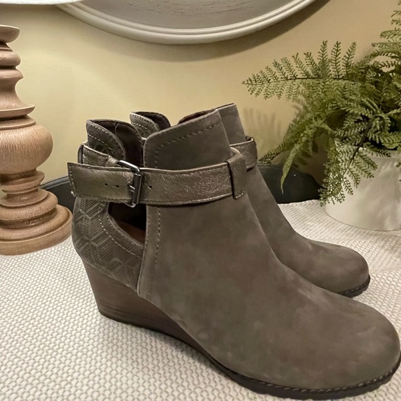 Cobb Hill by Rockport Wedges. Gray with buckle. Size 9. - Picture 2 of 7